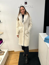 Laden Sie das Bild in den Galerie-Viewer, Beaumont Damen Wendemantel &quot;Lori&quot; in Offwhite
