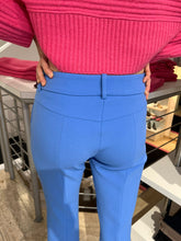 Laden Sie das Bild in den Galerie-Viewer, Cambio Damen Hose &quot;Farah&quot; in Blau
