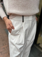 Laden Sie das Bild in den Galerie-Viewer, Peserico Damen Cordhose in Creme
