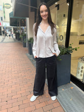 Laden Sie das Bild in den Galerie-Viewer, FFC Damen Bluse in Stone

