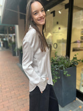 Laden Sie das Bild in den Galerie-Viewer, FFC Damen Bluse in Stone
