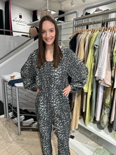 Laden Sie das Bild in den Galerie-Viewer, Delicatelove Jumpsuit &quot;Zarah Classic Leo&quot; in Multicolour

