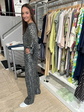 Laden Sie das Bild in den Galerie-Viewer, Delicatelove Jumpsuit &quot;Zarah Classic Leo&quot; in Multicolour
