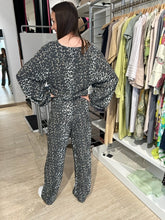 Laden Sie das Bild in den Galerie-Viewer, Delicatelove Jumpsuit &quot;Zarah Classic Leo&quot; in Multicolour
