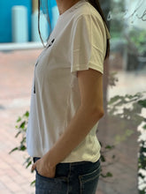 Laden Sie das Bild in den Galerie-Viewer, Railin Damen T-Shirt by Stuart Mckenzie
