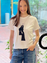 Laden Sie das Bild in den Galerie-Viewer, Railin Damen T-Shirt by Stuart Mckenzie
