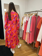 Laden Sie das Bild in den Galerie-Viewer, Catnoir Damen Kleid in Pink mit Paisley-Print
