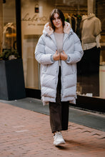 Laden Sie das Bild in den Galerie-Viewer, Blonde No8 Damen Steppmantel &quot;Frost Long&quot; in Hellgrau

