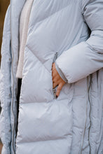 Laden Sie das Bild in den Galerie-Viewer, Blonde No8 Damen Steppmantel &quot;Frost Long&quot; in Hellgrau
