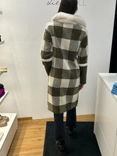 Laden Sie das Bild in den Galerie-Viewer, Beaumont Damen Wendemantel &quot;Kikie&quot; in Oliv

