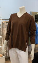 Laden Sie das Bild in den Galerie-Viewer, Peserico Damen Pullover mit V-Ausschnitt in Dunkelbraun

