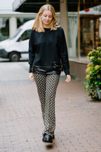 Laden Sie das Bild in den Galerie-Viewer, Cambio Damen Hose &quot;Flower&quot; in Multicloour
