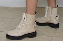 Laden Sie das Bild in den Galerie-Viewer, Sergio Rossi Schnürstiefel mit Zierschnalle in Creme
