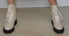 Laden Sie das Bild in den Galerie-Viewer, Sergio Rossi Schnürstiefel mit Zierschnalle in Creme
