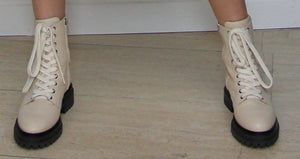Sergio Rossi Schnürstiefel mit Zierschnalle in Creme