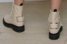 Laden Sie das Bild in den Galerie-Viewer, Sergio Rossi Schnürstiefel mit Zierschnalle in Creme
