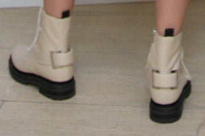 Sergio Rossi Schnürstiefel mit Zierschnalle in Creme
