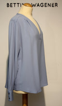 Laden Sie das Bild in den Galerie-Viewer, Antonelli Damen Bluse in Hellblau
