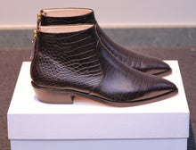 Laden Sie das Bild in den Galerie-Viewer, AGL Stiefelette Dunkelbraun mit Kroko-Optik
