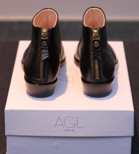 Laden Sie das Bild in den Galerie-Viewer, AGL Stiefelette Dunkelbraun mit Kroko-Optik
