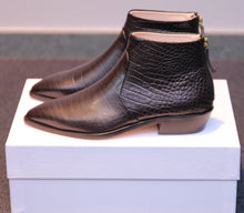 Laden Sie das Bild in den Galerie-Viewer, AGL Stiefelette Dunkelbraun mit Kroko-Optik
