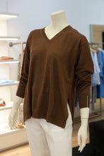Laden Sie das Bild in den Galerie-Viewer, Peserico Damen Pullover mit V-Ausschnitt in Dunkelbraun
