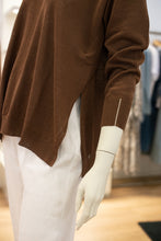 Laden Sie das Bild in den Galerie-Viewer, Peserico Damen Pullover mit V-Ausschnitt in Dunkelbraun
