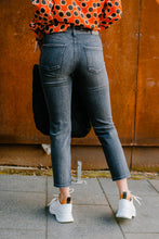 Laden Sie das Bild in den Galerie-Viewer, Cambio Damen Jeans &quot;Piper short&quot; in Dunkelgrau
