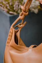 Laden Sie das Bild in den Galerie-Viewer, Zanellato Tasche in Camel
