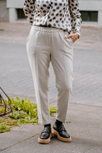Laden Sie das Bild in den Galerie-Viewer, Antonelli Damen Hose in Greige
