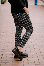Laden Sie das Bild in den Galerie-Viewer, Cambio Damen Hose &quot;Ranee&quot;  mit Wave-Print
