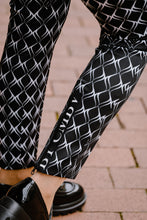 Laden Sie das Bild in den Galerie-Viewer, Cambio Damen Hose &quot;Ranee&quot;  mit Wave-Print
