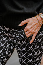 Laden Sie das Bild in den Galerie-Viewer, Cambio Damen Hose &quot;Ranee&quot;  mit Wave-Print
