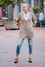 Laden Sie das Bild in den Galerie-Viewer, Fabiana Filippi Damen Strickjacke in Beige
