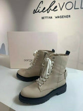 Laden Sie das Bild in den Galerie-Viewer, Sergio Rossi Schnürstiefel mit Zierschnalle in Creme
