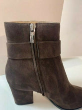 Laden Sie das Bild in den Galerie-Viewer, Sergio Rossi Damen Wildleder-Stiefelette mit Blockabsatz in dunkelbraun
