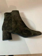 Laden Sie das Bild in den Galerie-Viewer, AGL Damen Wildleder-Stiefelette mit Blockabsatz in Oliv
