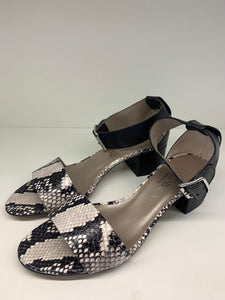 La Cabala Damen Sandale mit Knöchelriemchen in Reptiloptik