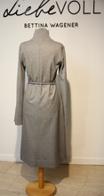 Laden Sie das Bild in den Galerie-Viewer, Antonelli Damen Kleid &quot;Leman&quot; mit hohem Kragen und Gürtel in Grau
